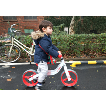 Kinderfahrrad ohne Pedale für kleine Babys laufen